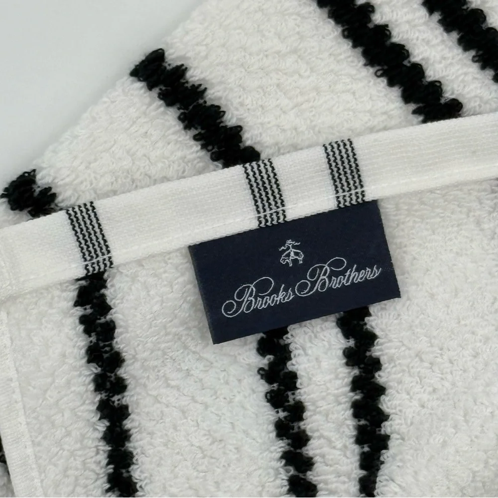Brooks Brothers White Black striped cotton Bath towel Quality 30”x54” NWT